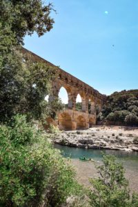 Rive et canoë du Pont du Gard